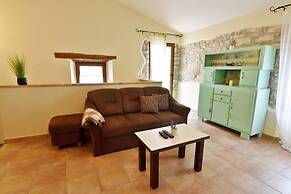 Bright Stay With Shared Pool & BBQ in Tar