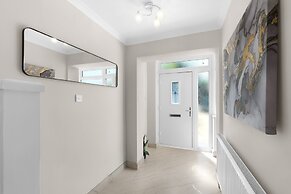 Stylish 5 Bed Surrey Home with Garden
