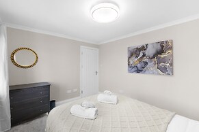 Stylish 5 Bed Surrey Home with Garden