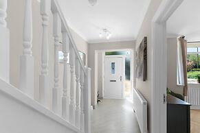 Stylish 5 Bed Surrey Home with Garden