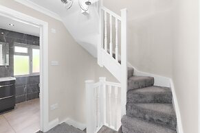Stylish 5 Bed Surrey Home with Garden