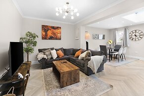 Stylish 5 Bed Surrey Home with Garden
