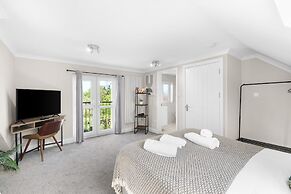 Stylish 5 Bed Surrey Home with Garden