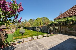 Stylish 5 Bed Surrey Home with Garden
