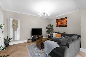 Stylish 5 Bed Surrey Home with Garden