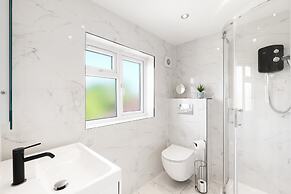 Stylish 5 Bed Surrey Home with Garden