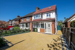 Stylish 5 Bed Surrey Home with Garden