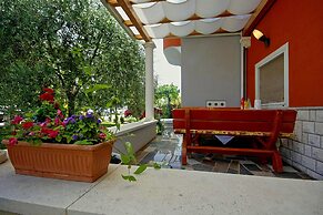 Sunny Coastal Escape With Shared Garden