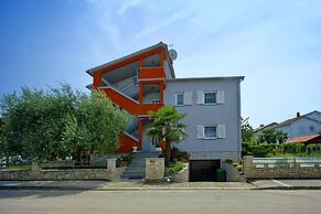 Sunny Coastal Escape With Shared Garden