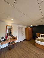 Hotel Meridien River Front Rajbagh