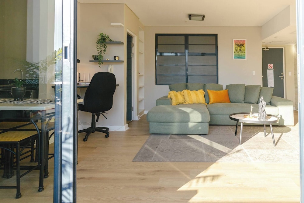 Central Cape Town Apt With Views