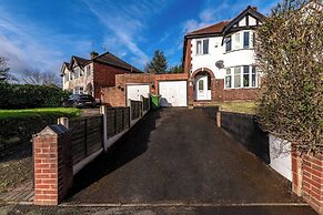 Charming 3-bedroom Wolverhampton Home With Private Hot Tub