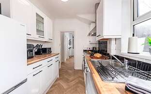 Charming 3-bedroom Wolverhampton Home With Private Hot Tub
