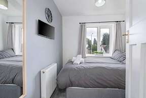 Charming 3-bedroom Wolverhampton Home With Private Hot Tub