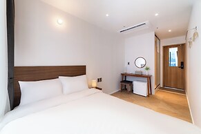 HOTEL LETS ABOVE
