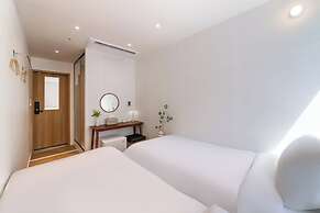 HOTEL LETS ABOVE