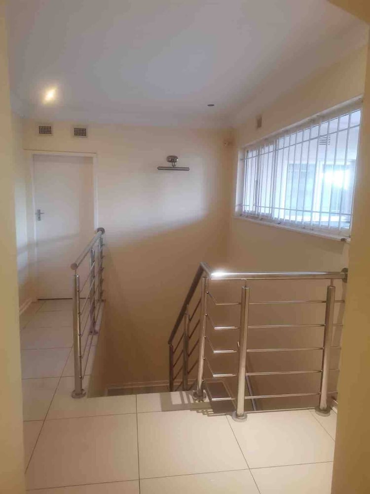 Spacious 4BR Home Pool & Balconies Krantzkloof