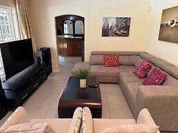 Spacious 4BR Home Pool & Balconies Krantzkloof