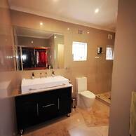 Spacious 4BR Home Pool & Balconies Krantzkloof