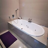 Spacious 4BR Home Pool & Balconies Krantzkloof