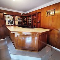 Spacious 4BR Home Pool & Balconies Krantzkloof