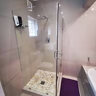 Spacious 4BR Home Pool & Balconies Krantzkloof