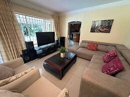 Spacious 4BR Home Pool & Balconies Krantzkloof