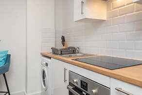 Thornhill House by Guestz