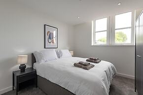 Thornhill House by Guestz