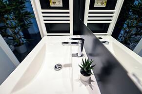 Urban Elegance Stylish Central Stay