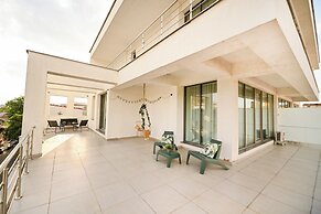 Urban Elegance Stylish Central Stay