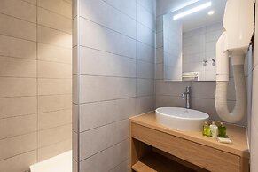 Modern Twin Room With Ski Facilities