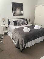 High Street House Sleeps 4 With Parking
