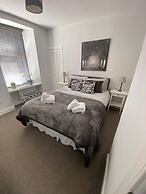 High Street House Sleeps 4 With Parking