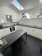 High Street House Sleeps 4 With Parking