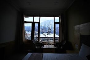 Mountainshack Riverside Stay & Cafe