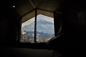 Mountainshack Riverside Stay & Cafe