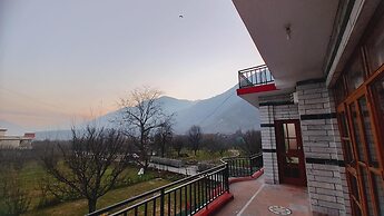 Mountainshack Riverside Stay & Cafe