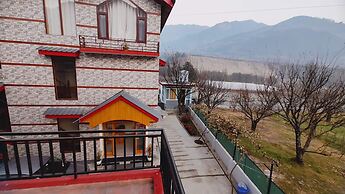 Mountainshack Riverside Stay & Cafe