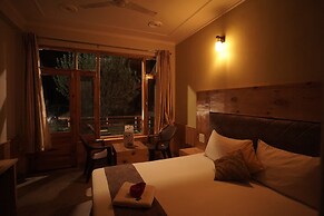 Mountainshack Riverside Stay & Cafe