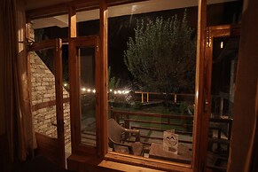 Mountainshack Riverside Stay & Cafe