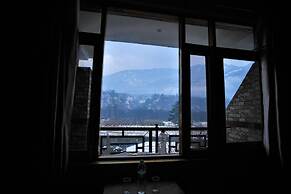 Mountainshack Riverside Stay & Cafe
