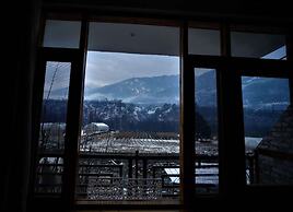 Mountainshack Riverside Stay & Cafe