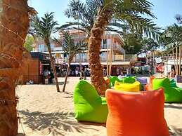 Largo Beach Hotel