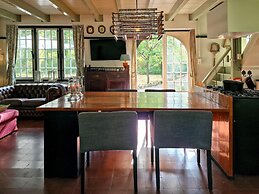 Historic Romantic Pavilion Retreat for 4