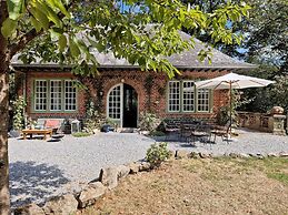 Historic Romantic Pavilion Retreat for 4