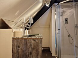 Historic Romantic Pavilion Retreat for 4