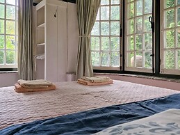 Historic Romantic Pavilion Retreat for 4