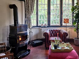 Historic Romantic Pavilion Retreat for 4