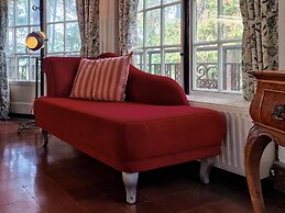 Historic Romantic Pavilion Retreat for 4